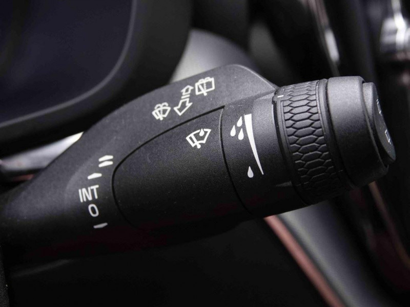 Photo 17 de l'offre de VOLVO XC60 2.0 B4 197 Geartronic R-Design +Leather à 36306€ chez Carlyss automobiles Vitré