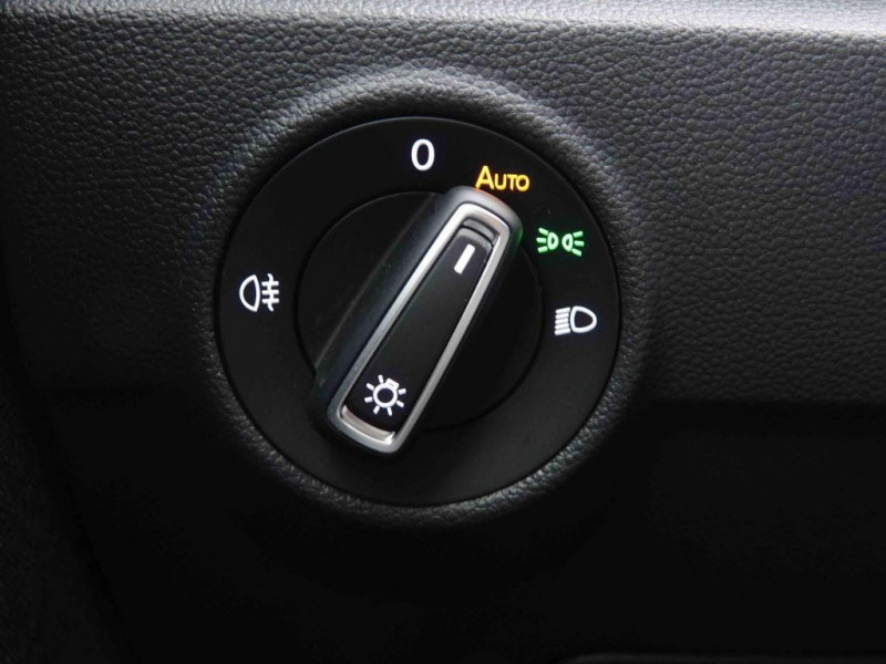 Photo 10 de l'offre de VOLKSWAGEN T-roc 1.0 TSi 115 Edition 2-Tone à 26198€ chez Carlyss automobiles Vitré