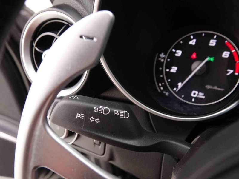 Photo 19 de l'offre de ALFA ROMEO Giulia 2.0 Turbo Q4 AT8 Veloce à 35656€ chez Carlyss automobiles Vitré