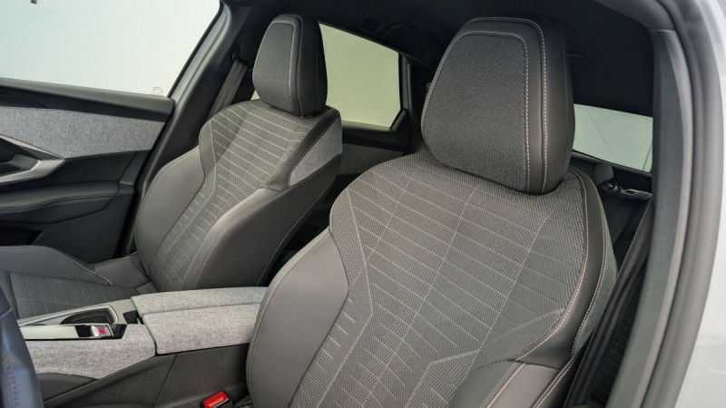 Photo 16 de l'offre de PEUGEOT 3008 NOUVEAU HYBRID 136 E-DCS6 ALLURE à 29379€ chez Carlyss automobiles Vitré