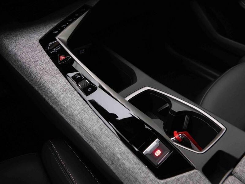 Photo 18 de l'offre de PEUGEOT 5008 Hybrid 145 e-DCS6 Allure à 37335€ chez Carlyss automobiles Vitré