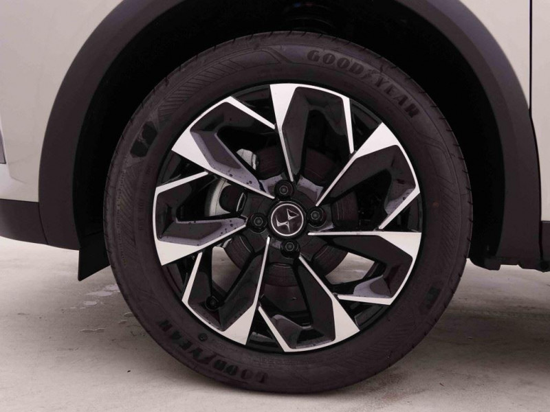 Photo 18 de l'offre de DS DS3 Crossback 1.2 T 130 EAT8 Antoine De Saint Exupery à 25518€ chez Carlyss automobiles Vitré