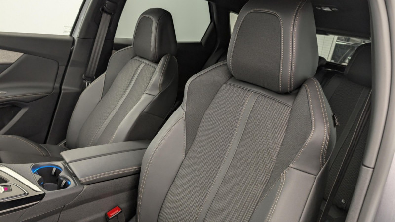 Photo 16 de l'offre de PEUGEOT 3008 Hybrid 136 e-DCS6 GT à 25998€ chez Carlyss automobiles Vitré