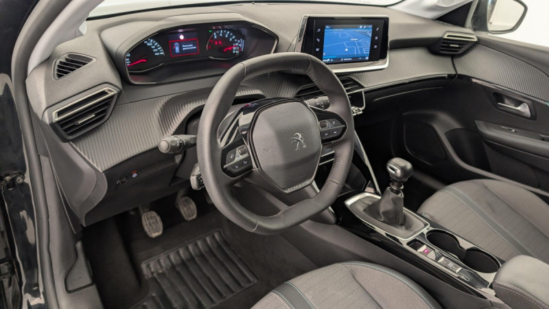 Photo 15 de l'offre de PEUGEOT 208 PureTech 100 S&S BVM6 Allure à 16293€ chez Carlyss automobiles Vitré