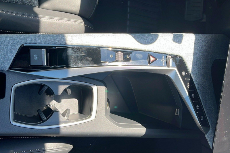 Photo 17 de l'offre de PEUGEOT 3008 Hybrid 145 e-DCS6 Allure à 28998€ chez Carlyss automobiles Vitré