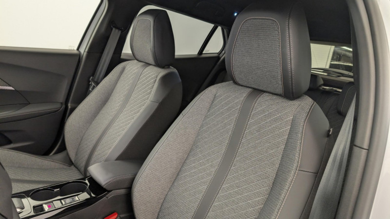 Photo 16 de l'offre de PEUGEOT 2008 Hybrid 136 e-DCS6 Allure à 23598€ chez Carlyss automobiles Vitré