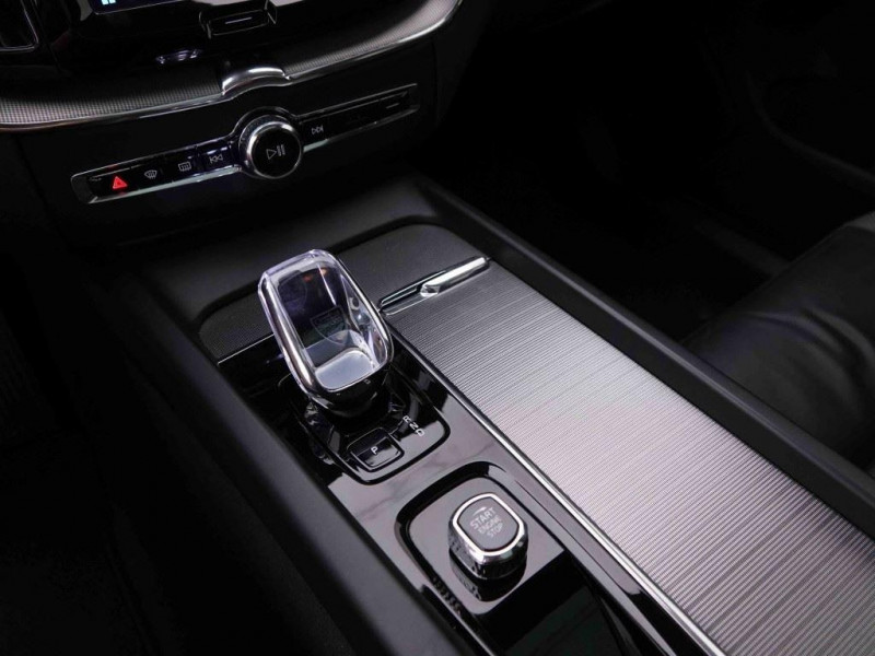 Photo 14 de l'offre de VOLVO XC60 2.0 B4 197 Geartronic Plus Dark à 51165€ chez Carlyss automobiles Vitré