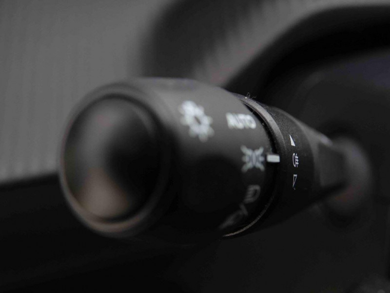 Photo 13 de l'offre de PEUGEOT 208 PureTech 100 S&S BVM6 Allure à 18431€ chez Carlyss automobiles Vitré