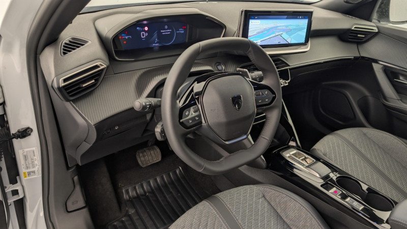 Photo 15 de l'offre de PEUGEOT 2008 Hybrid 136 e-DCS6 Allure à 23598€ chez Carlyss automobiles Vitré