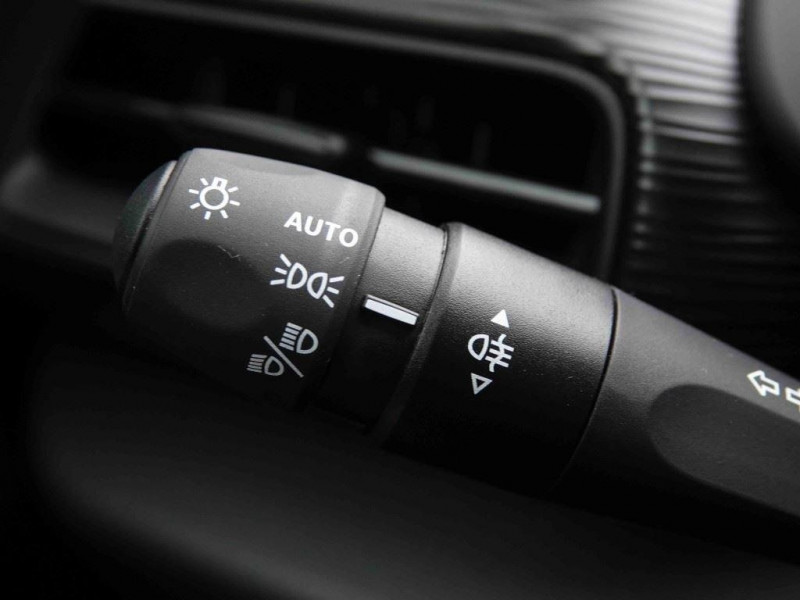 Photo 14 de l'offre de Jeep Avenger 1.2 MHEV 110 DCT6 Longitude à 26422€ chez Carlyss automobiles Vitré