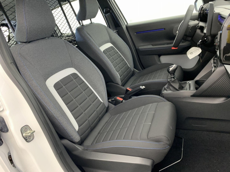 Photo 9 de l'offre de Citroën C3 SOCIETE NOUVELLE TURBO 100 BVM PRO à 15597€ chez Carlyss automobiles Vitré