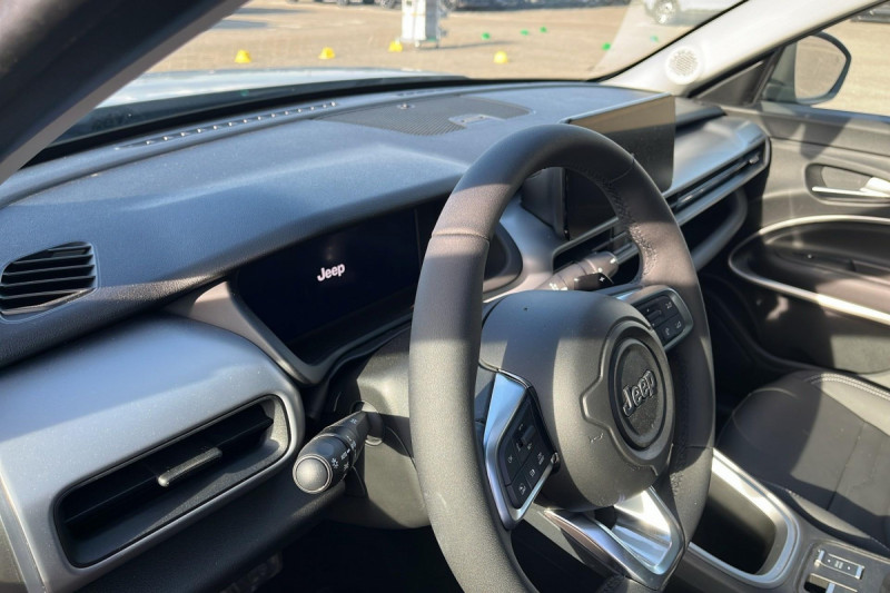 Photo 13 de l'offre de Jeep Avenger 1.2 Turbo T3 110 ch e-Hybrid BVR6 Summit à 28498€ chez Carlyss automobiles Vitré