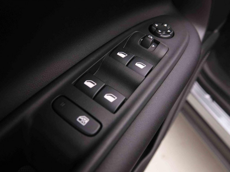 Photo 18 de l'offre de Jeep Avenger 1.2 MHEV 110 DCT6 Altitude à 27502€ chez Carlyss automobiles Vitré