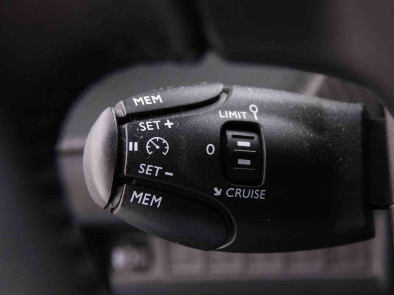 Photo 7 de l'offre de PEUGEOT 2008 PureTech 100 S&S BVM6 Allure à 21698€ chez Carlyss automobiles Vitré