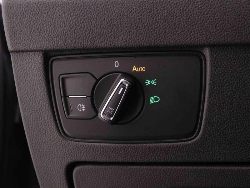 Photo 14 de l'offre de VOLKSWAGEN Passat Variant 1.4 TSi 218 GTE PHEV à 29698€ chez Carlyss automobiles Vitré