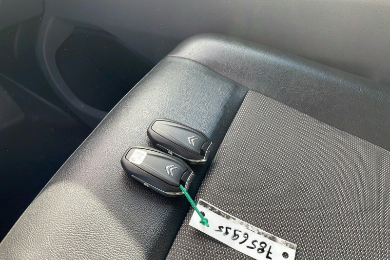 Photo 14 de l'offre de CITROEN Jumpy Fourgon JUMPY FGN M BLUEHDI 180 S&S EAT8 DRIVER à 15498€ chez Carlyss automobiles Vitré