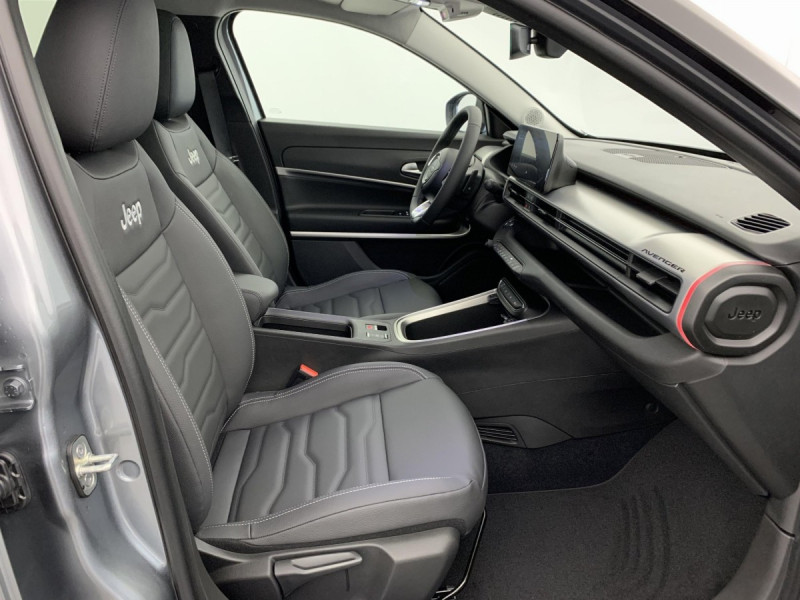 Photo 9 de l'offre de Jeep Avenger 1.2 Turbo T3 110 ch e-Hybrid BVR6 Summit à 27998€ chez Carlyss automobiles Vitré