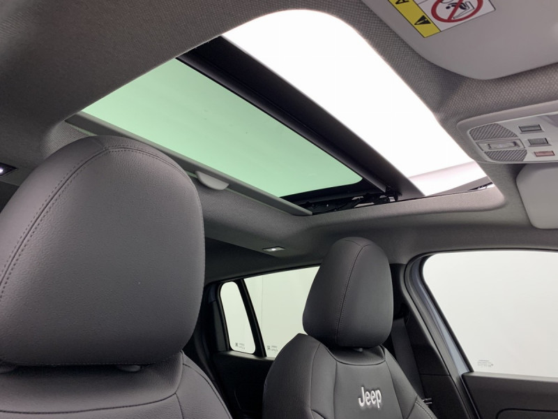 Photo 22 de l'offre de Jeep Avenger 1.2 Turbo T3 110 ch e-Hybrid BVR6 Summit à 27998€ chez Carlyss automobiles Vitré