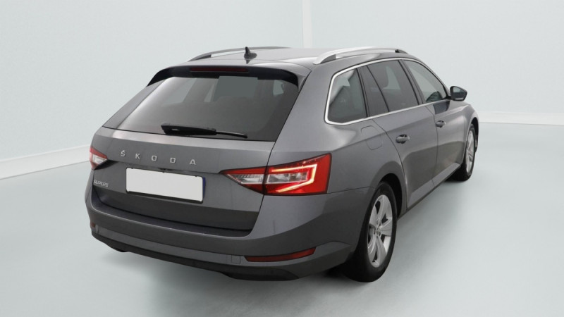 Photo 7 de l'offre de SKODA Superb Combi Superb Combi 2.0 TDI 150 SCR DSG7 Business à 32598€ chez Carlyss automobiles Vitré