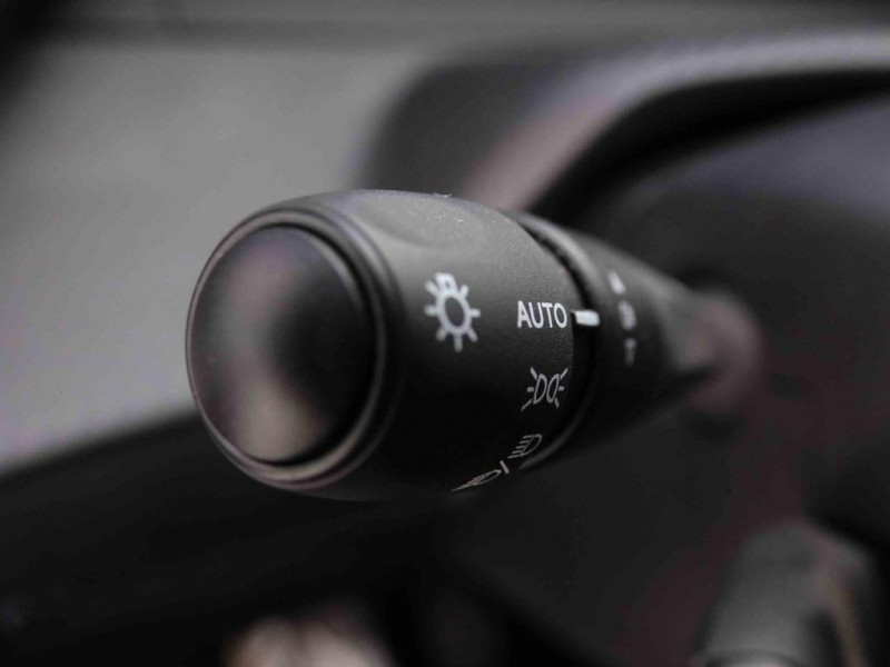 Photo 10 de l'offre de PEUGEOT 208 1.2 T 100 Active à 17498€ chez Carlyss automobiles Vitré