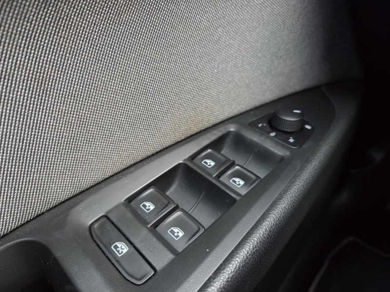 Photo 19 de l'offre de Seat Leon (3) 1.6 TDI 115 S&S Style Business à 11990€ chez Carlyss automobiles Vitré