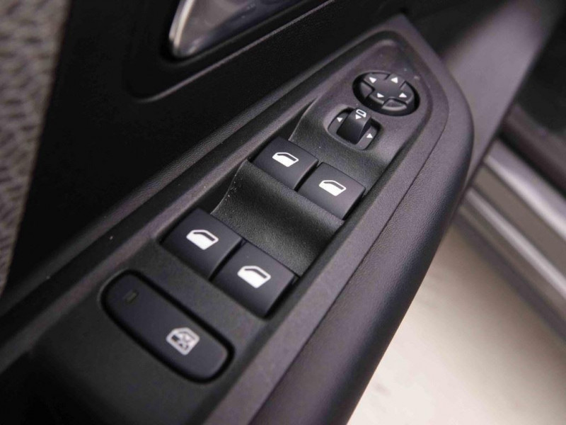 Photo 20 de l'offre de Citroën C4 X 1.2 T 130 EAT8 MAX à 21702€ chez Carlyss automobiles Vitré