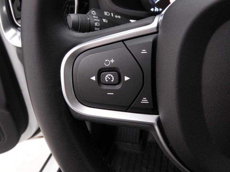 Photo 17 de l'offre de VOLVO V60 2.0D B4 MILD HYBRID 211 BVA MOMENTUM CORE à 34565€ chez Carlyss automobiles Vitré