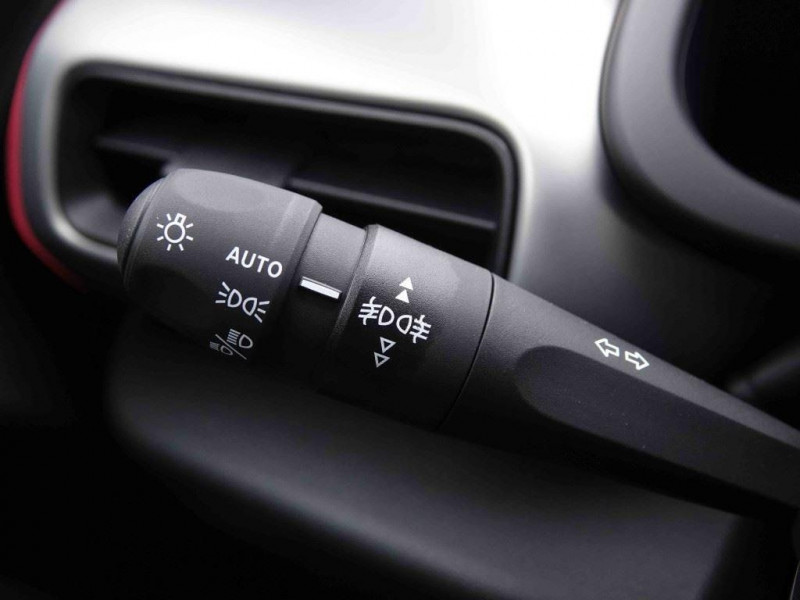 Photo 16 de l'offre de Jeep Avenger 1.2T e-Hybrid DCT Summit à 31469€ chez Carlyss automobiles Vitré