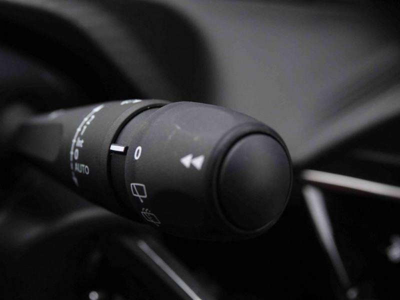 Photo 15 de l'offre de PEUGEOT 2008 1.2 HYBRID 145 eDCS6 Allure à 28698€ chez Carlyss automobiles Vitré