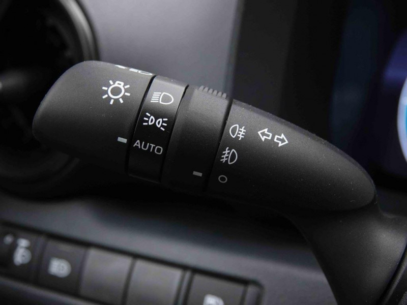 Photo 11 de l'offre de TOYOTA C-HR 1.8 Hybrid 140 CVT Dynamic à 31402€ chez Carlyss automobiles Vitré