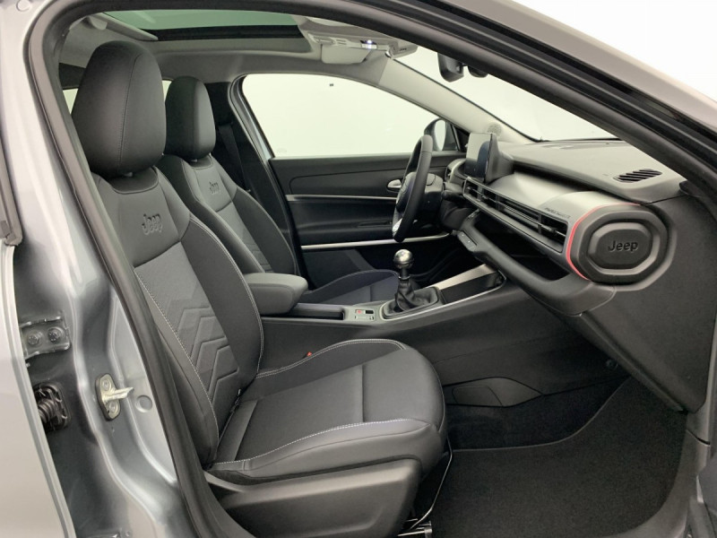 Photo 9 de l'offre de Jeep Avenger 1.2 Turbo T3 100 ch Summit à 23998€ chez Carlyss automobiles Vitré