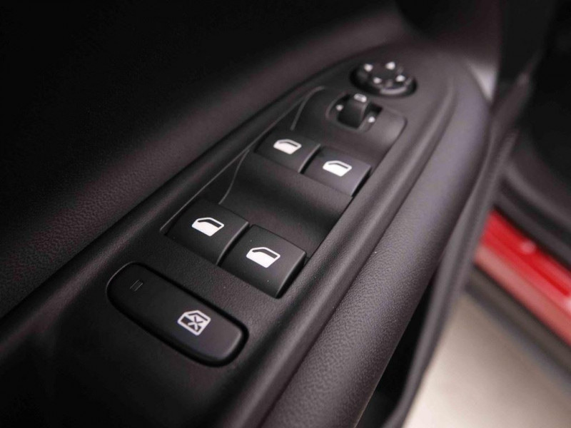 Photo 21 de l'offre de Jeep Avenger 1.2 MHEV 110 DCT6 Altitude à 27502€ chez Carlyss automobiles Vitré