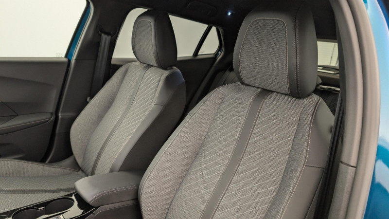 Photo 16 de l'offre de PEUGEOT 2008 Hybrid 136 e-DCS6 Allure à 23598€ chez Carlyss automobiles Vitré