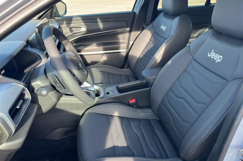 Photo 9 de l'offre de Jeep Avenger 1.2 Turbo T3 110 ch e-Hybrid BVR6 Summit à 28498€ chez Carlyss automobiles Vitré