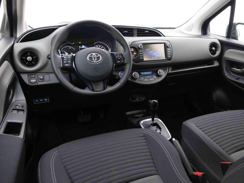 Photo 6 de l'offre de TOYOTA Yaris 1.5I VVT-I HYBRID COMFORT 100 à 18861€ chez Carlyss automobiles Vitré