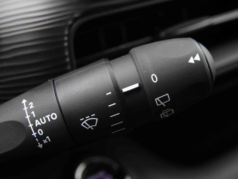 Photo 12 de l'offre de Jeep Avenger 1.2 MHEV 110 DCT6 Longitude à 26522€ chez Carlyss automobiles Vitré