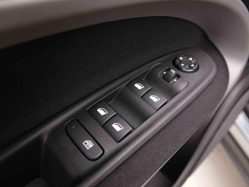 Photo 18 de l'offre de Jeep Avenger 1.2 MHEV 110 DCT6 Longitude à 26422€ chez Carlyss automobiles Vitré