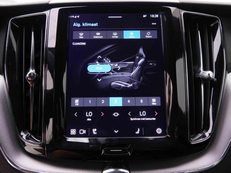 Photo 12 de l'offre de VOLVO XC60 2.0 B4 197 Geartronic R-Design +Leather à 36306€ chez Carlyss automobiles Vitré