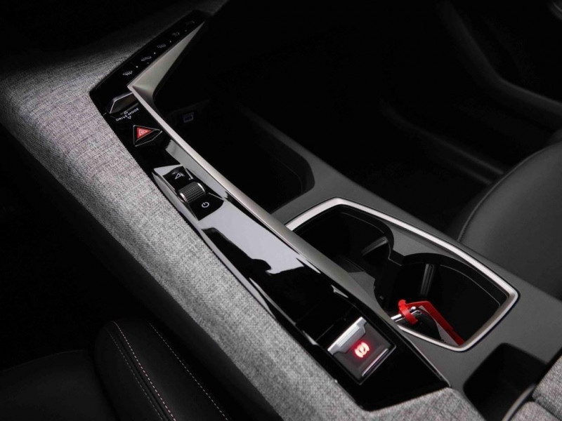 Photo 8 de l'offre de PEUGEOT 5008 Hybrid 145 e-DCS6 Allure à 37335€ chez Carlyss automobiles Vitré