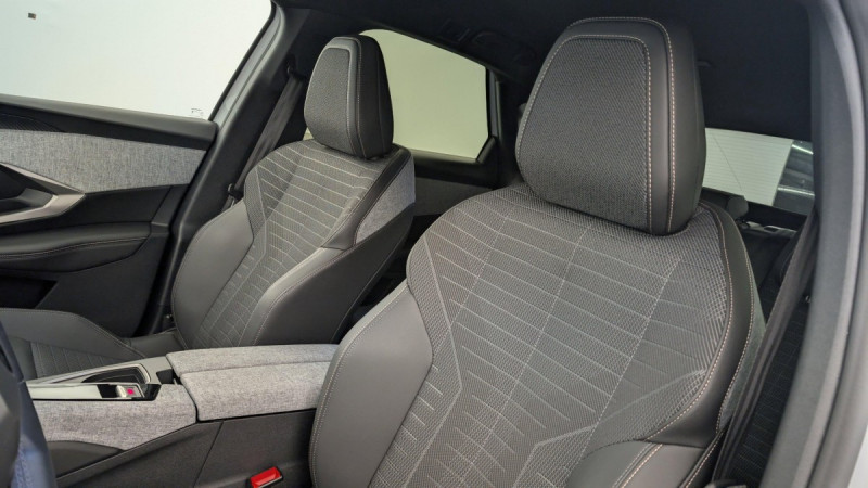 Photo 16 de l'offre de PEUGEOT 3008 NOUVEAU HYBRID 136 E-DCS6 ALLURE à 30298€ chez Carlyss automobiles Vitré