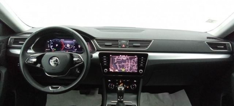 Photo 12 de l'offre de SKODA Superb Combi Superb Combi 2.0 TDI 150 SCR DSG7 Business à 32598€ chez Carlyss automobiles Vitré