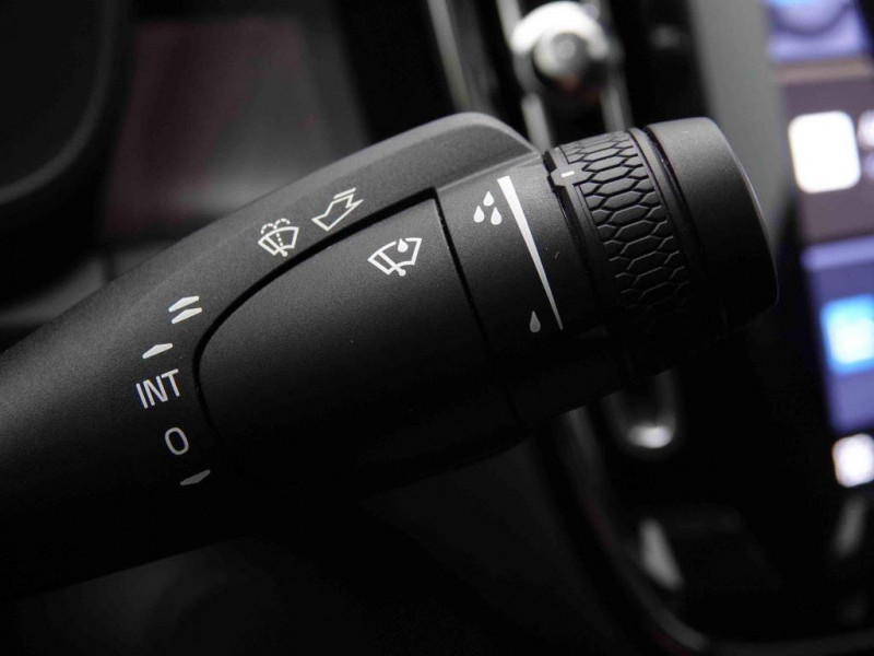 Photo 19 de l'offre de Volvo C40 79 kWh Recharge Dark à 36619€ chez Carlyss automobiles Vitré