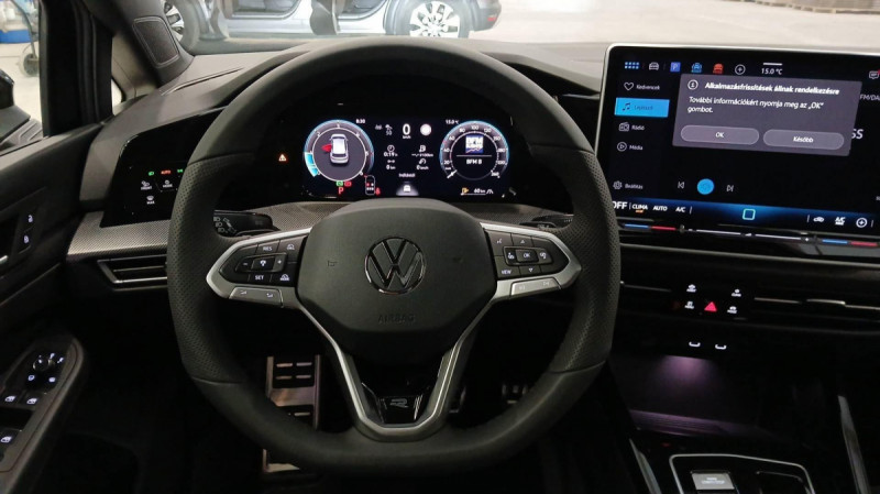 Photo 13 de l'offre de VOLKSWAGEN GOLF Golf 2.0 TDI 150 DSG7 R-Line à 37498€ chez Carlyss automobiles Vitré