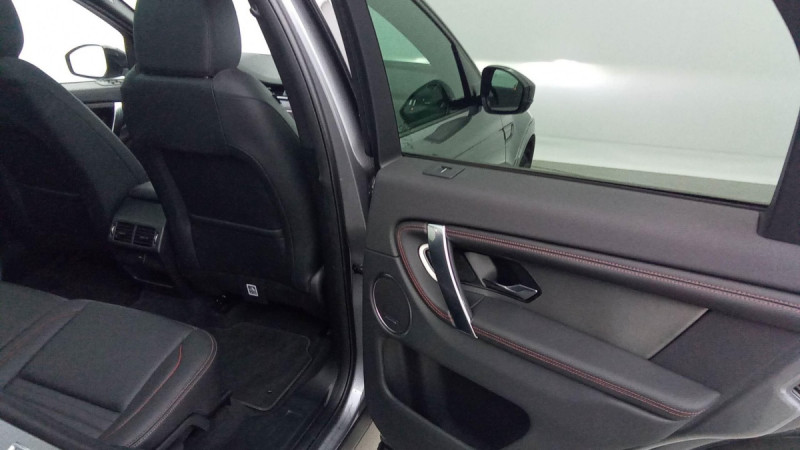 Photo 9 de l'offre de LAND-ROVER Discovery Sport Discovery Sport Mark VII P300e PHEV AWD BVA R-Dynamic SE à 43898€ chez Carlyss automobiles Vitré