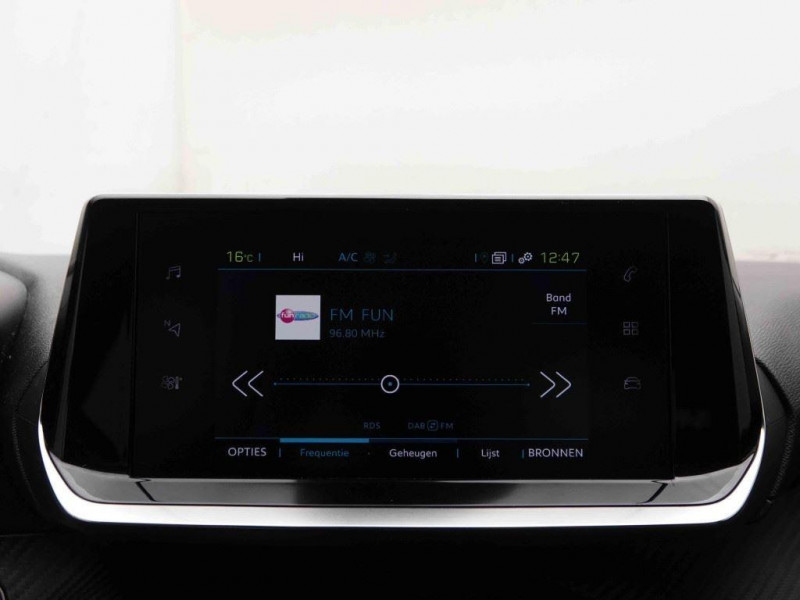 Photo 12 de l'offre de Peugeot E-208 50 kWh 136 Allure à 21701€ chez Carlyss automobiles Vitré