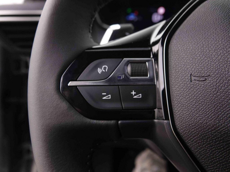 Photo 16 de l'offre de PEUGEOT 2008 1.2 HYBRID 145 eDCS6 Allure à 28698€ chez Carlyss automobiles Vitré