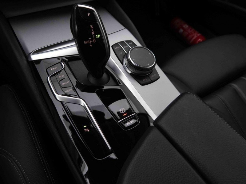 Photo 15 de l'offre de Bmw 5 520d 190 Touring xDrive Steptronic Luxury à 39098€ chez Carlyss automobiles Vitré