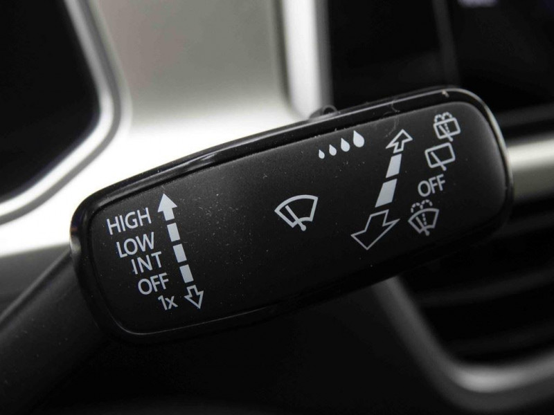 Photo 20 de l'offre de VOLKSWAGEN T-roc 1.0 TSi 115 Edition 2-Tone à 26198€ chez Carlyss automobiles Vitré