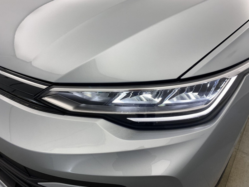 Photo 12 de l'offre de VOLKSWAGEN GOLF 8 1.5 ETSI EVO2 150 DSG7 LIFE PLUS à 32098€ chez Carlyss automobiles Vitré