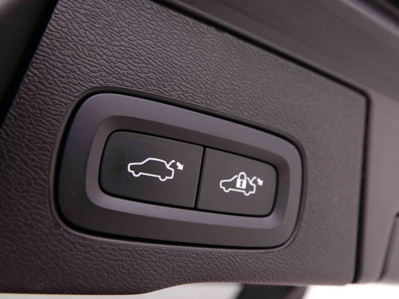 Photo 5 de l'offre de VOLVO XC60 2.0 B4 197 Geartronic Plus Dark à 51165€ chez Carlyss automobiles Vitré